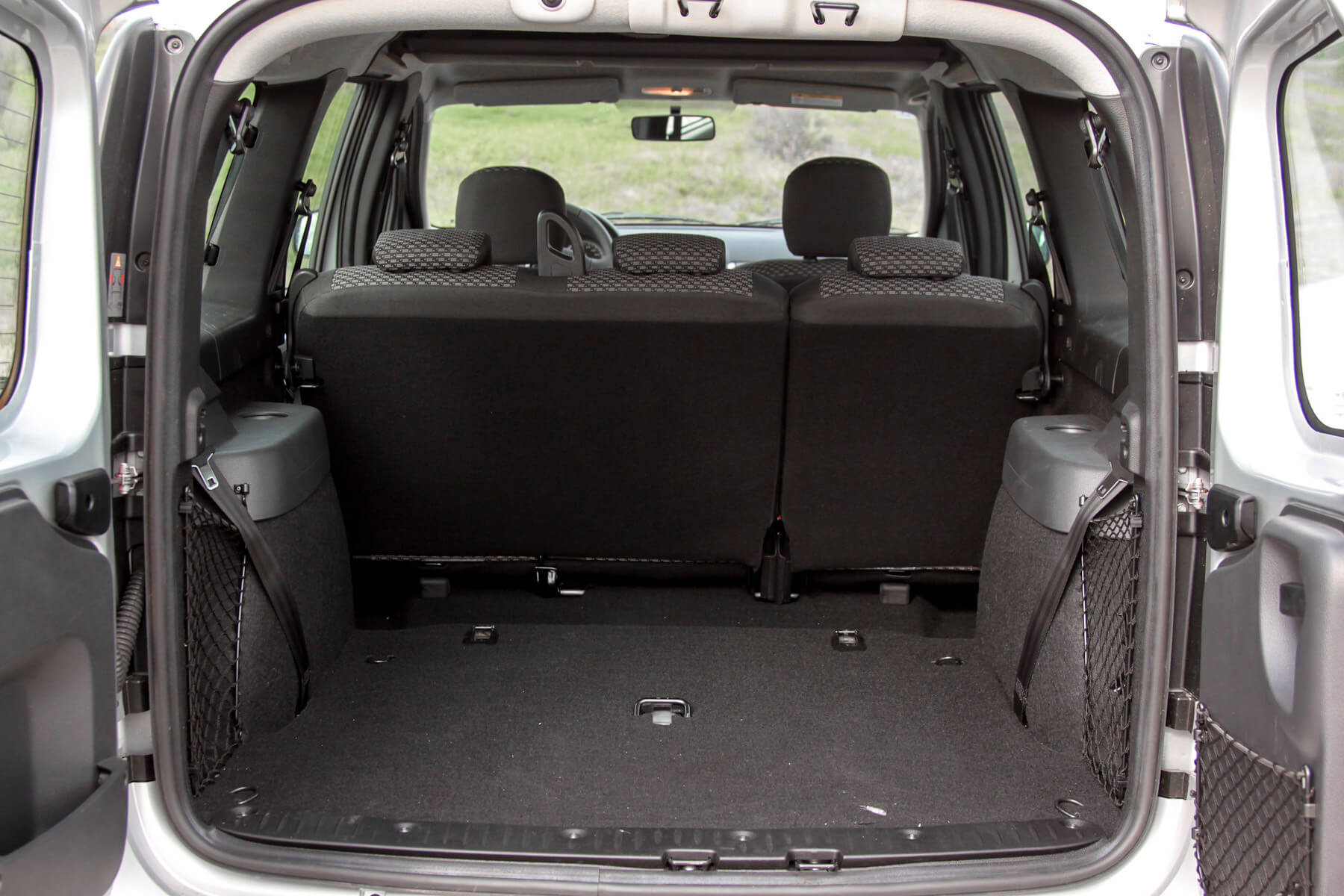 /img/cars/1637052195-interior_lada_Largus_Cross_7_mest_6.jpg