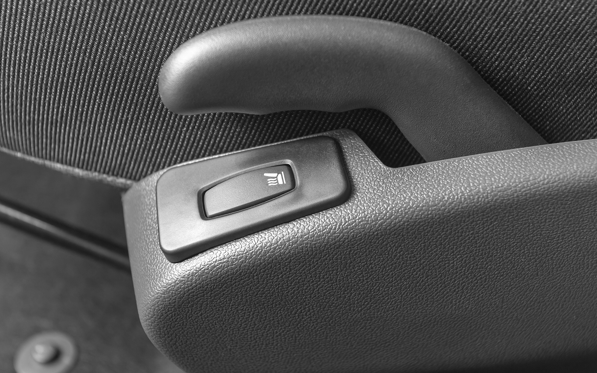 /img/cars/1637052230-interior_lada_Largus_universal_3.jpg