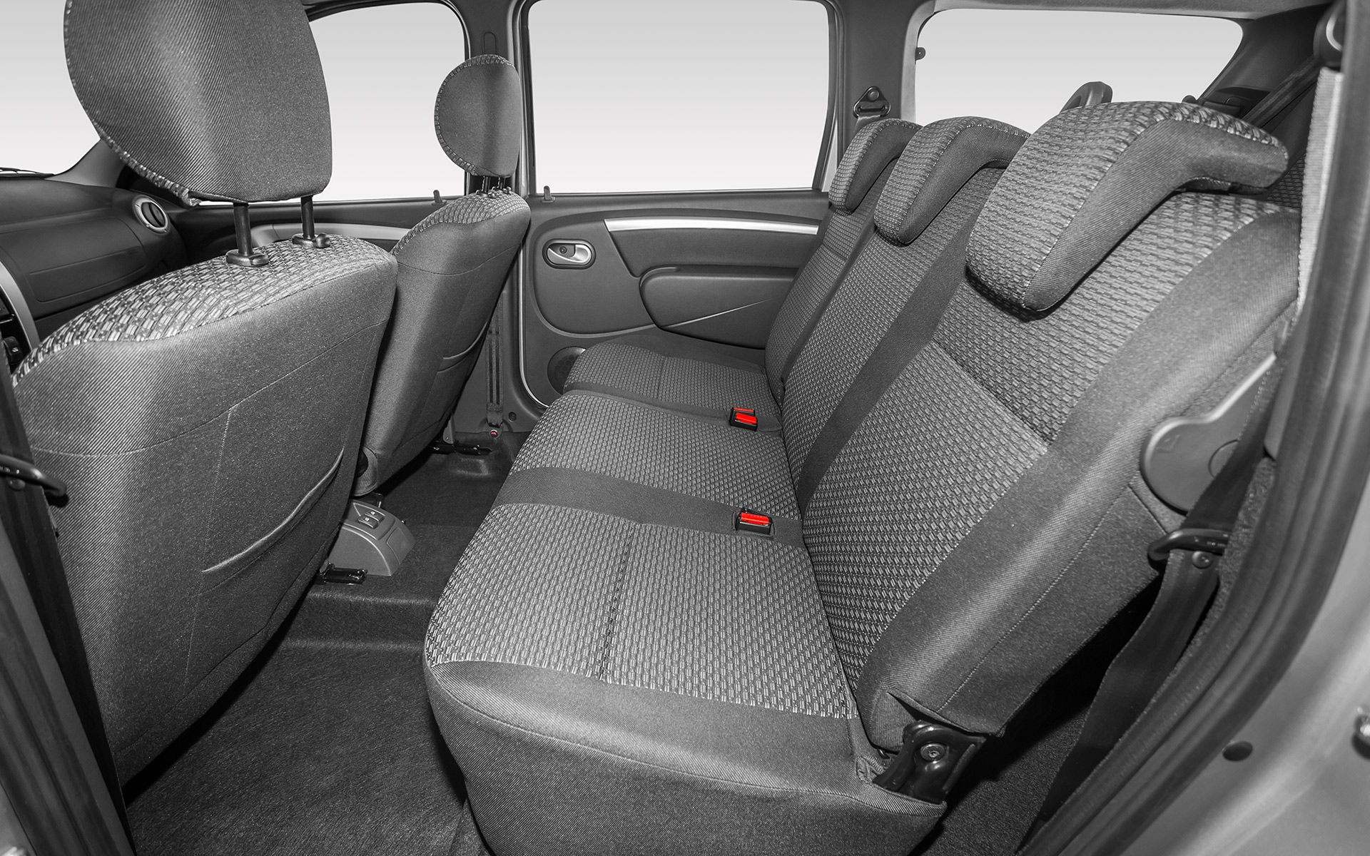 /img/cars/1637052231-interior_lada_Largus_universal_6.jpg
