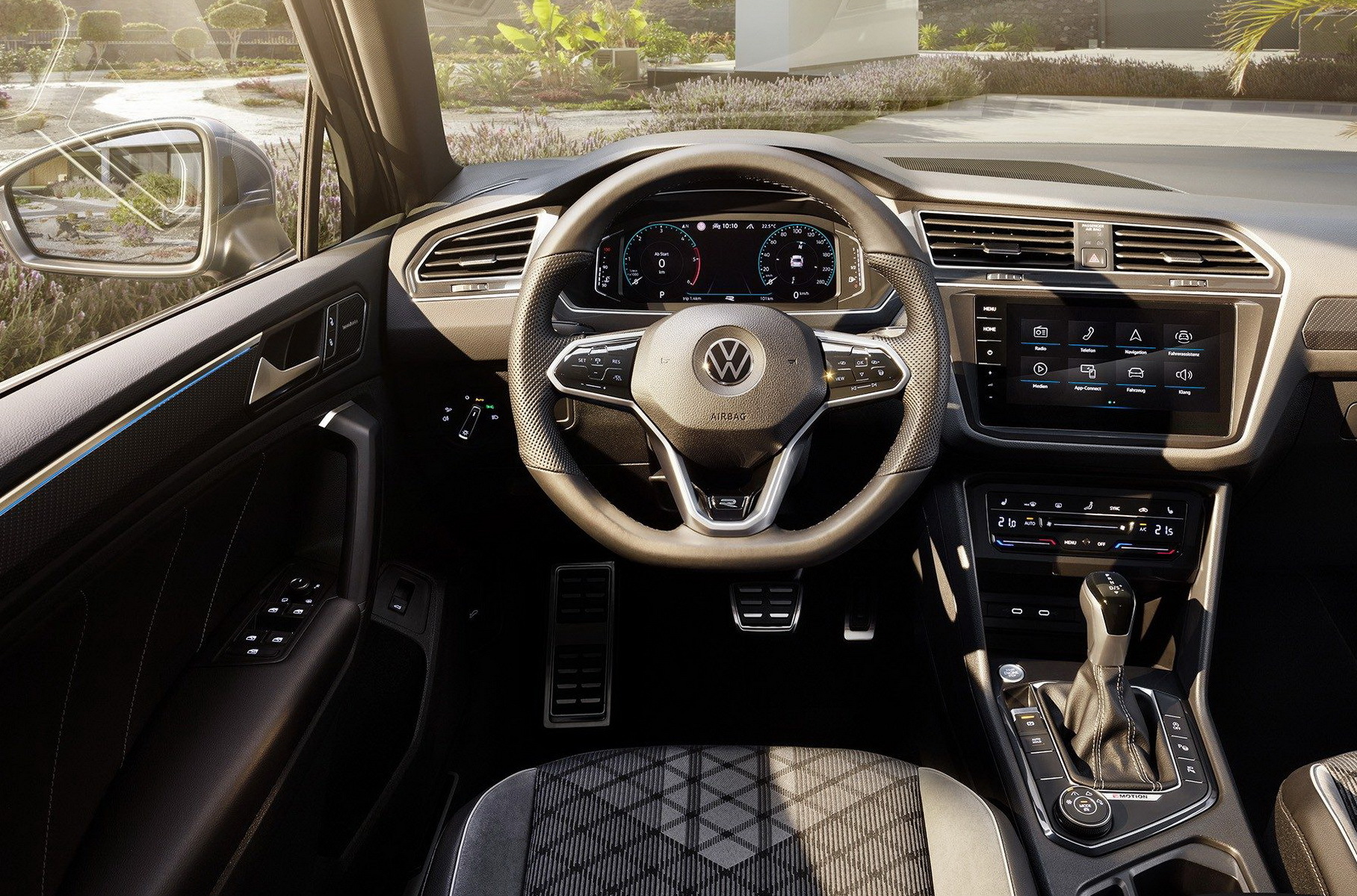 /img/cars/1637054119-interior_volkswagen_Tiguan_New_1.jpg